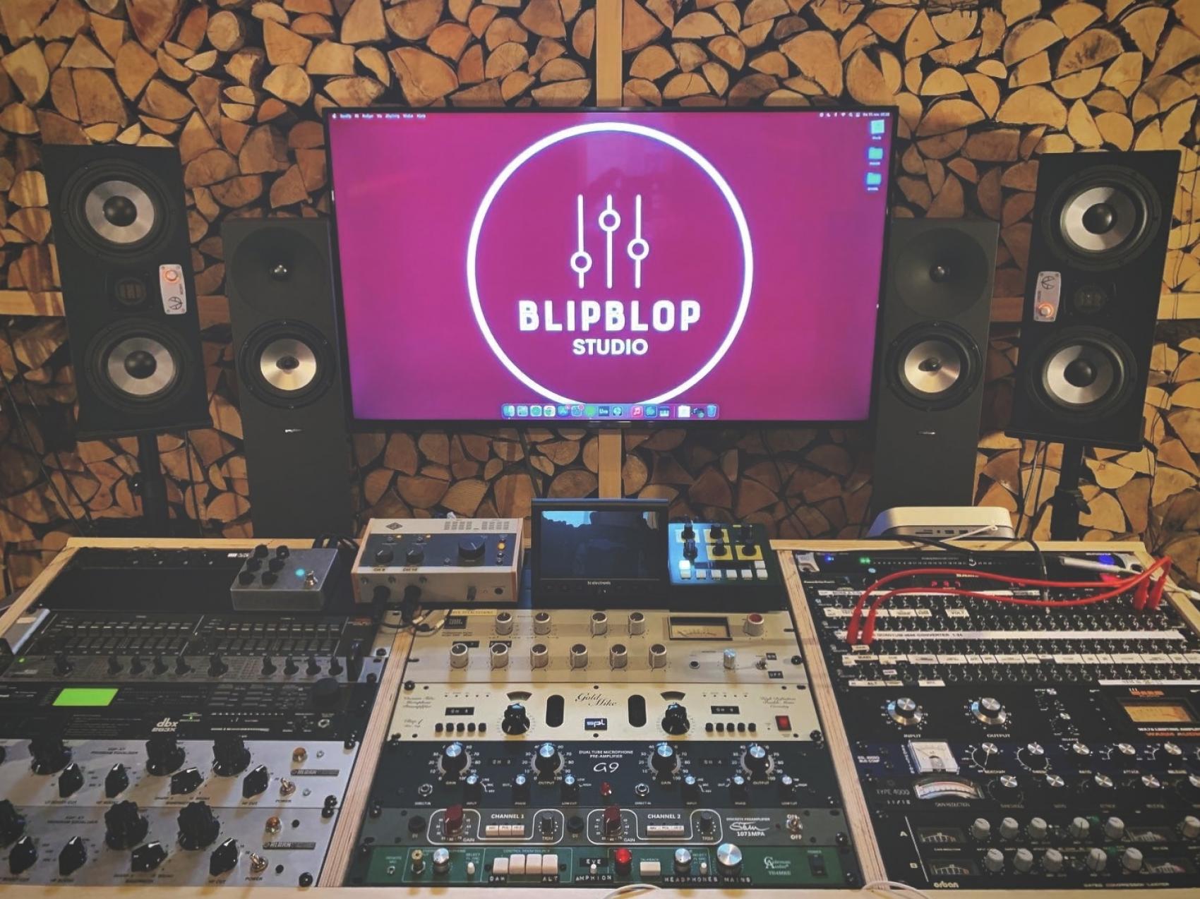 Mixerpult skærm og musikudstyr hos Blip Blop Studio